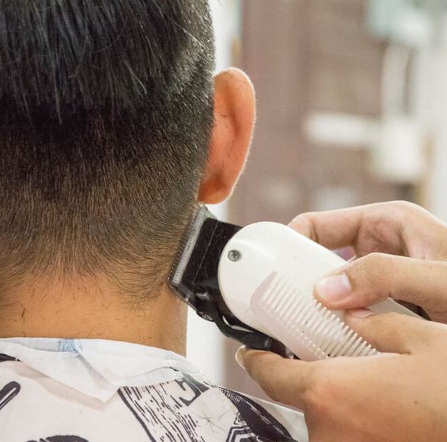primer plano de barbero perfilando el cuello