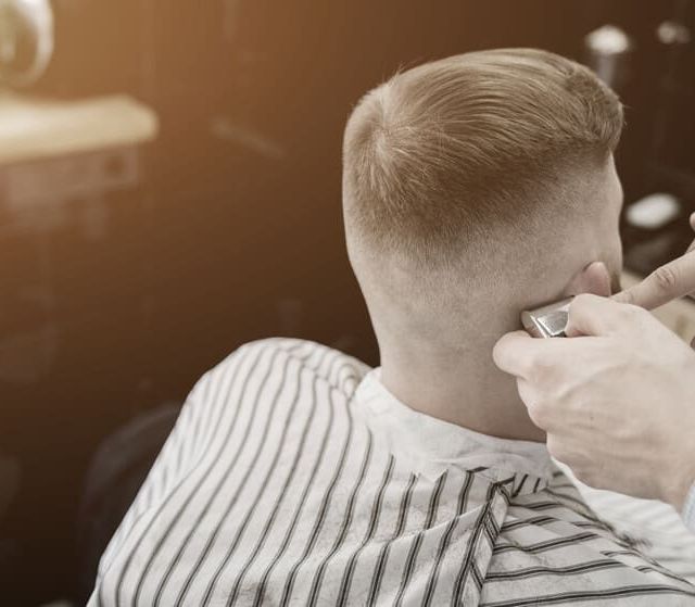 barbero haciendo el contorno del cuello